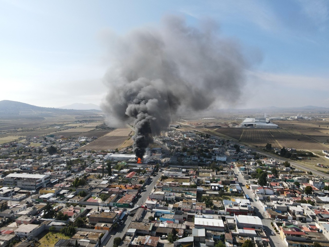 Incendio en bodega de reciclaje moviliza a cuerpos de emergencia en Emiliano Zapata