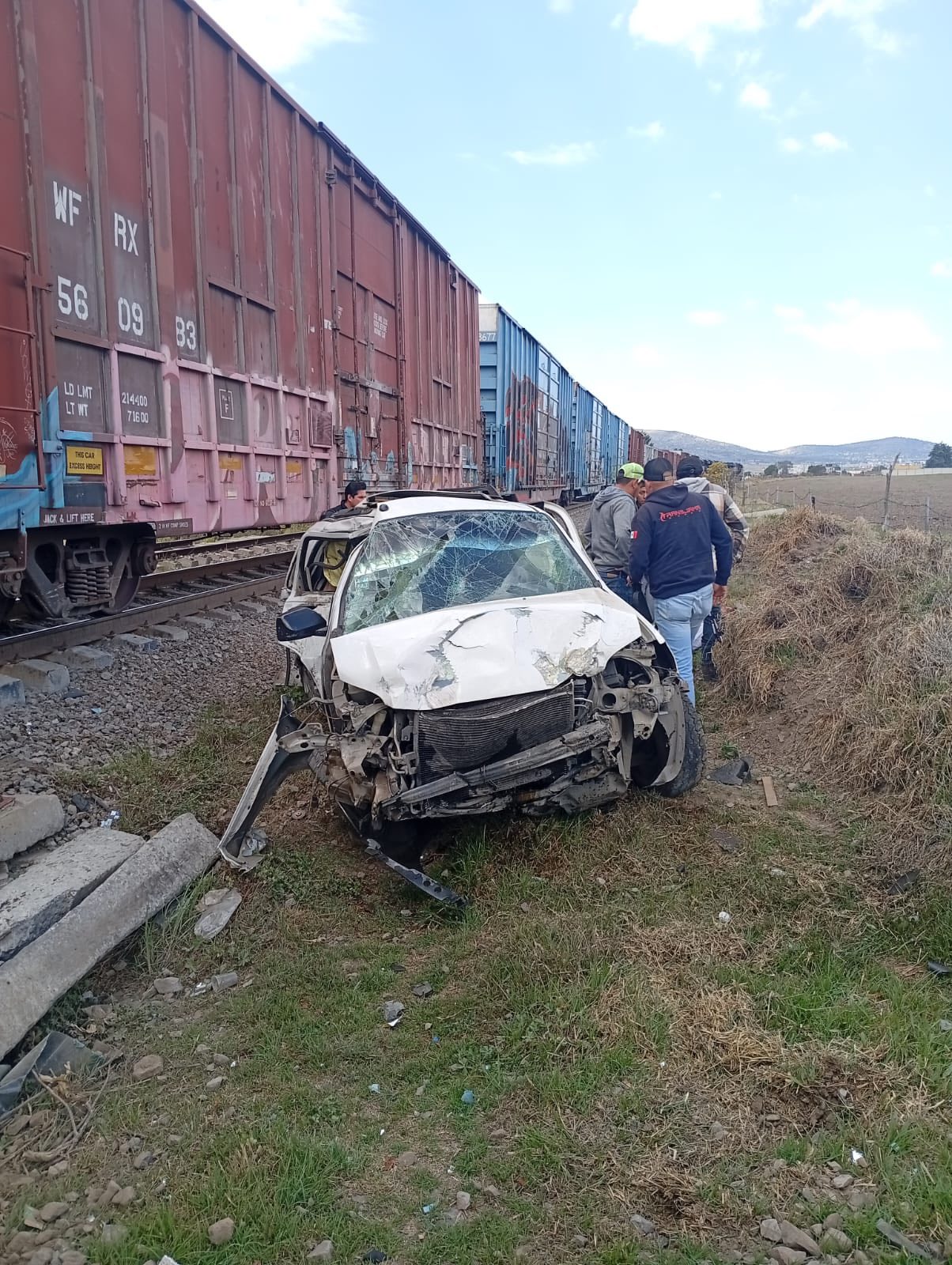 Tren impacta automóvil en Apan; conductor es trasladado para valoración médica